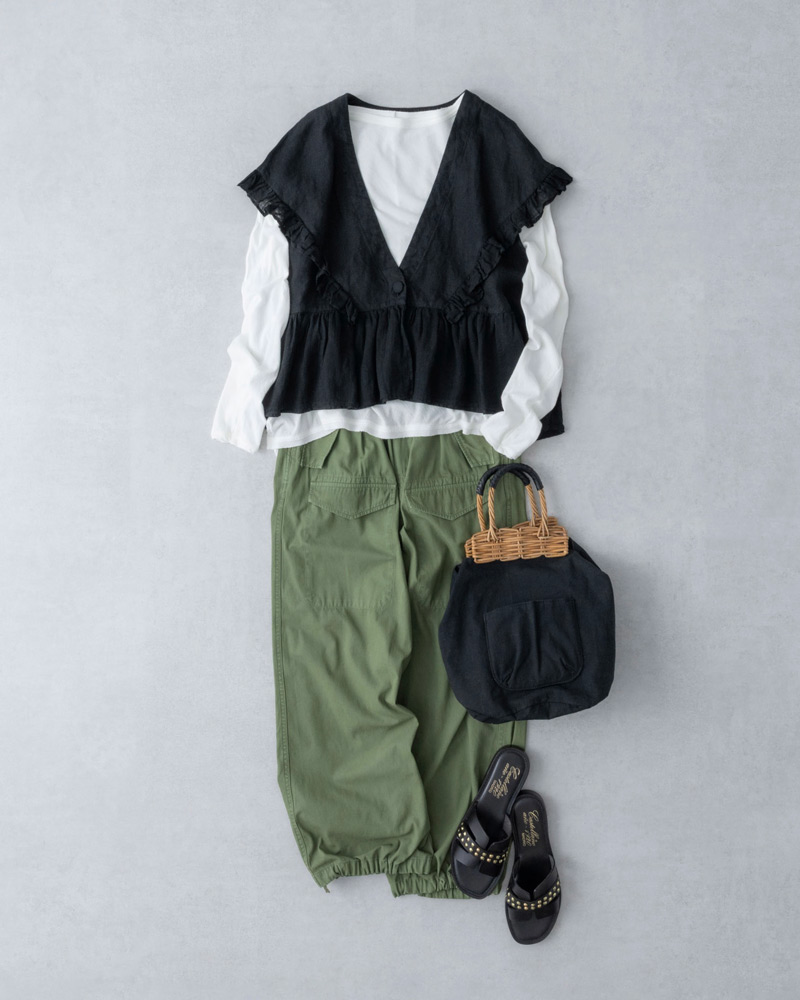 画像: カーキのカーゴパンツ　26,400円／ティッカ フリルジレ　29,700円／ネストローブ 下に着たホワイトカットソー　19,800円／ティッカ バッグ　29,700円／ロワズィール サンダル　36,300円／カステラーノ（フラッパーズ）