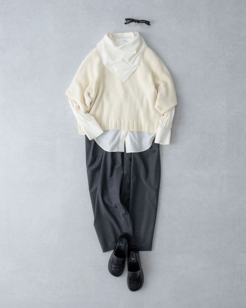 画像: グレーサマーウールイージーパンツ 　28,600円／ヴェリテクール ニット　26,400円／ヴェリテクール スカーフ付きシャツ　34,100円／プレインピープル メガネ　46,200円／アイヴァン（トリップ ルミネエスト新宿店） シューズ　37,400円／レキップ