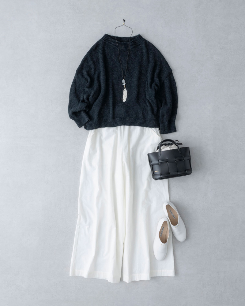 画像: ホワイトコットンパンツ　36,300円／プレインピープル チャコールグレーのニット　29,700円／ネストローブ ネックレス　25,300円／スティーン（フラッパーズ） バッグ　53,900円／オルセット（オルサ） シューズ　69,300円／ネブローニ