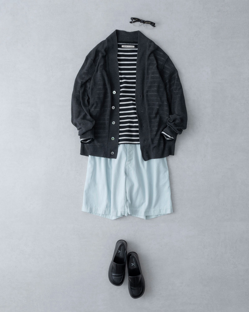 画像: ライトブルーのチノショートパンツ 23,100円/ネストローブ ボーダーカットソー 15,400円/コンジェ ペイエ アデュートリステス カーディガン 39,600円/ヴェリテクール メガネ 46,200円/アイヴァン(トリップ ルミネエスト新宿店) シューズ 37,400円/レキップ