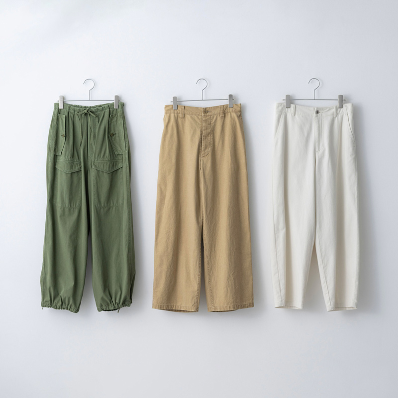 画像: 左から カーキのカーゴパンツ　26,400円／ティッカ ベージュのイージーワークパンツ　35,200円／ヴェリテクール ホワイトのドリルパンツ　33,000円／レキップ