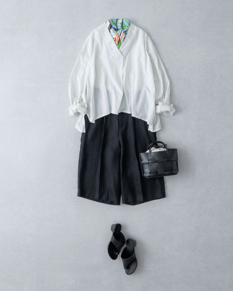 画像: ブラックのリネンハーフパンツ 26,400円/ロワズィール プルオーバーシャツ 24,200円/ヴェリテクール スカーフ 16,500円/マニプリ バッグ 53,900円/オルセット(オルサ) サンダル 27,500円/ラオコンテ(フラッパーズ)