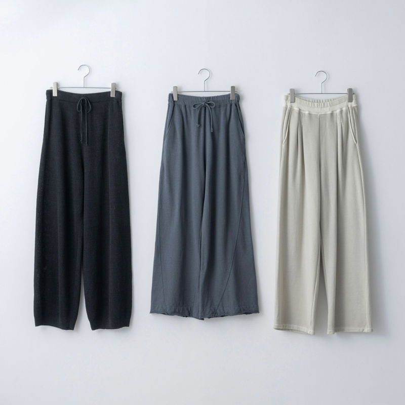 画像: 左から ブラックのニットパンツ　50,600円／アンフィル ブルーのスウェットワイドパンツ　26,400円／アンフィル ベージュのスウェットタックパンツ　31,900円／ティッカ