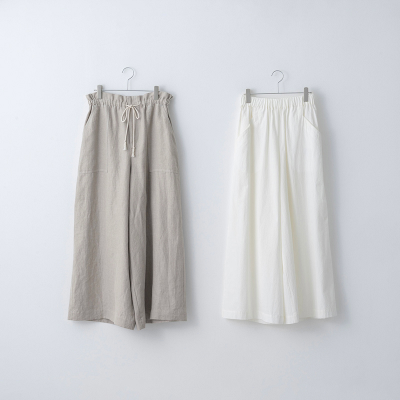 画像: 左から ベージュリネンパンツ　41,800円／プレインピープル ホワイトコットンパンツ　36,300円／プレインピープル