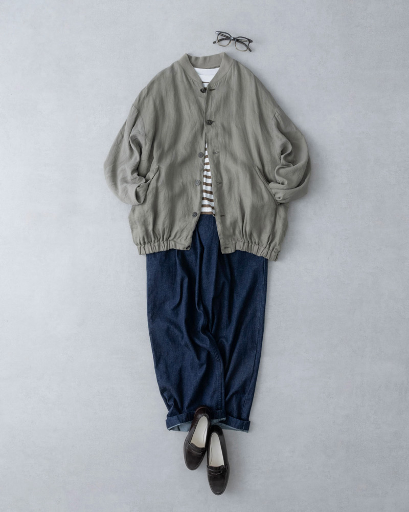 画像: インディゴデニムパンツ 25,300円/ネストローブ ジャケット 63,800円/ヴェリテクール ボーダーカットソー 13,200円/ヴェリテクール メガネ 29,700円/エナロイド(トリップ ルミネエスト新宿店) その他、スタイリスト私物