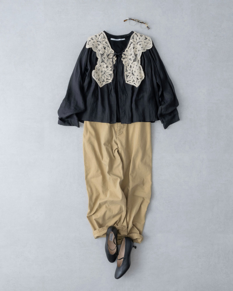 画像: ベージュのイージーワークパンツ　35,200円／ヴェリテクール レースカラーブラウス　35,300円／エリテ（ケイエムディファーム） 下に着た黒のカットソー　17,600円／ティッカ メガネ　51,700円／イーファイブ アイヴァン（トリップ ルミネエスト新宿店） シューズ　75,900円／ネブローニ