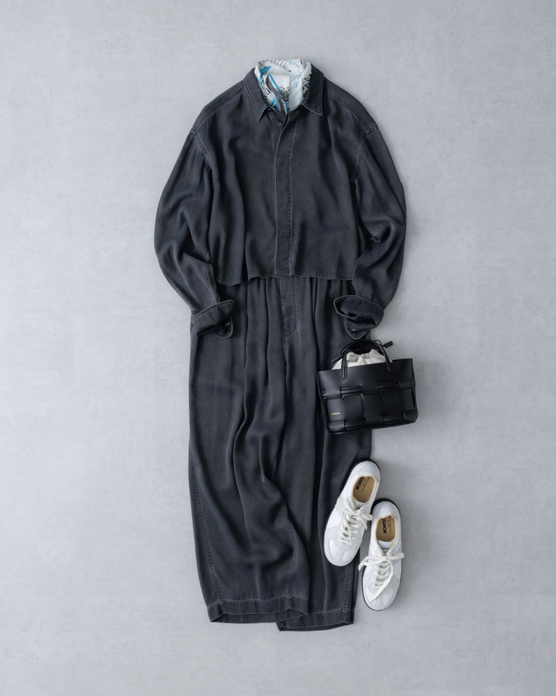 画像: ブラックイージートラウザー　39,600円／アンフィル 同素材のショート丈シャツ　31,900円／アンフィル スカーフ　16,500円／マニプリ バッグ　53,900 円／オルセット（オルサ） スニーカー　34,100円／ノヴェスタ（ノヴェスタジャパン）