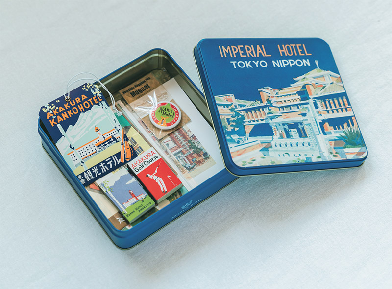 画像: 「帝国ホテル」の限定クッキー缶にはクラシックホテルグッズ。「メモ帳などさまざまなホテルで買い求めたものを入れています」