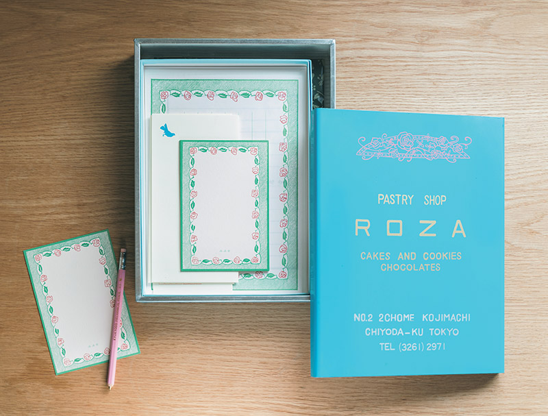 画像: 「ローザー洋菓子店」の一番大きな缶にはレターセットを。「職人さんの手づくり缶。A4サイズが入るので重宝しています」