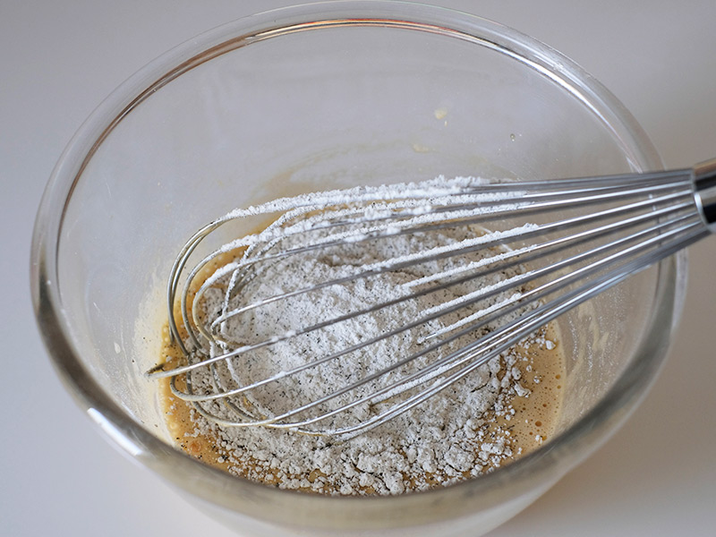 画像: ふるいにかけた粉類を入れて混ぜ合わせる