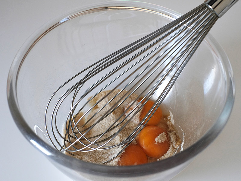 画像: 卵黄ときび砂糖30gを混ぜる