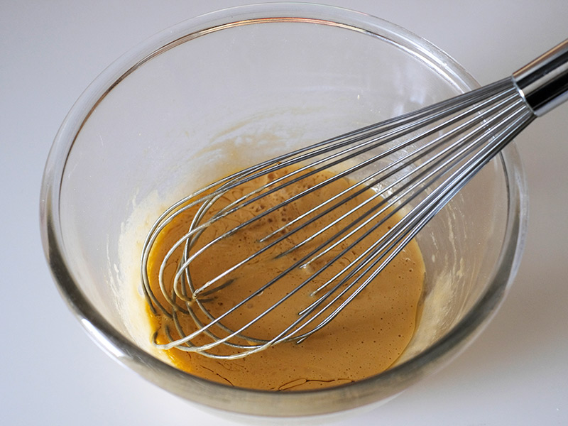 画像: 油と紅茶を入れて混ぜる