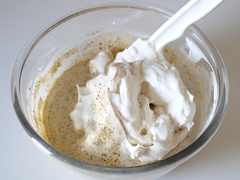 画像: 残りのメレンゲはへらで切り混ぜる