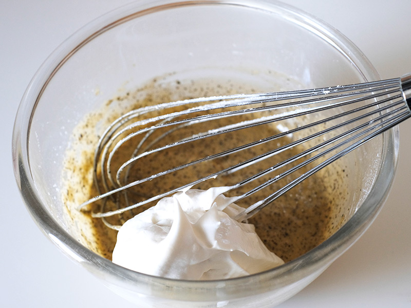 画像: メレンゲを少量加えて混ぜる