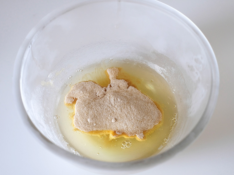 画像: 卵白に残りの砂糖を加えて泡立てる