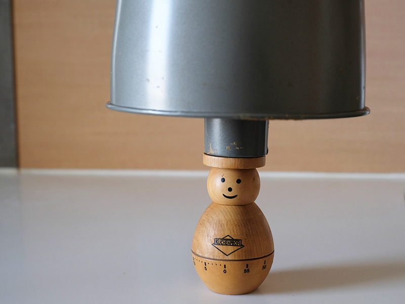 画像: 焼き上がったら逆さにしてびんなどに刺す