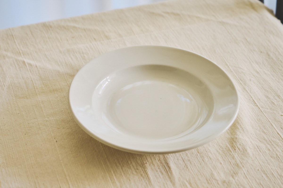 画像: 20年変わらず取り扱っている業務用のプレート。リピーターも多数