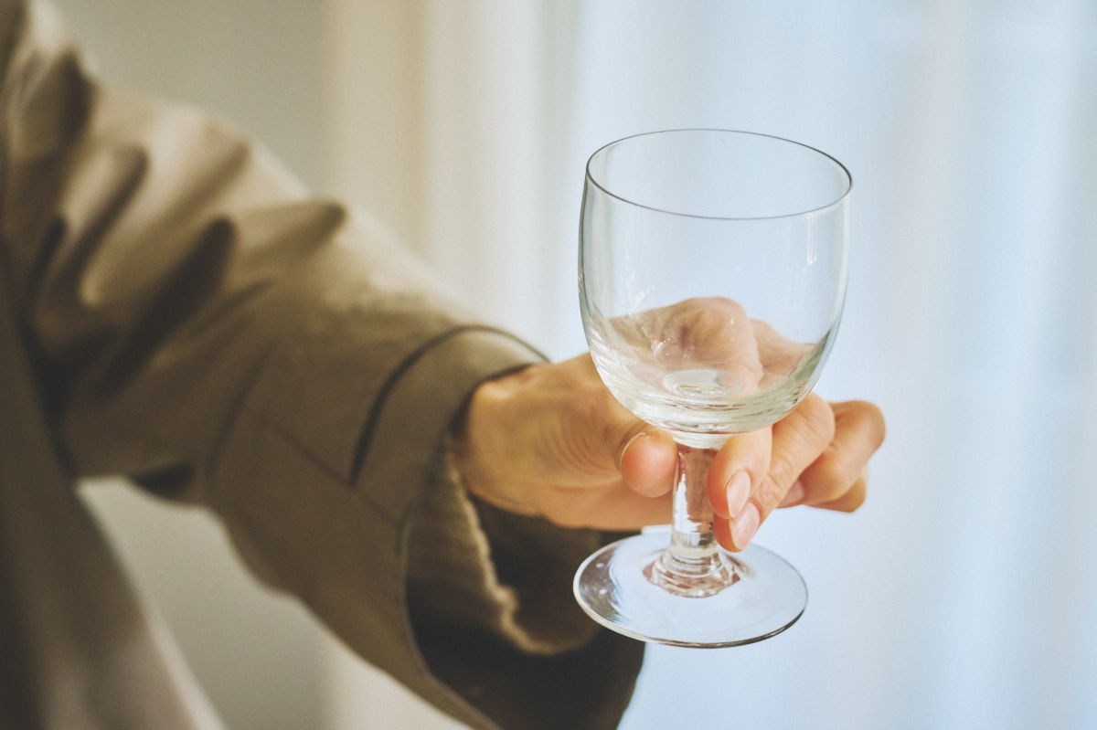 画像: ほどよい厚みがありステムも太め。その辺に気軽に置けて手にとれるのもいいところなのだそう