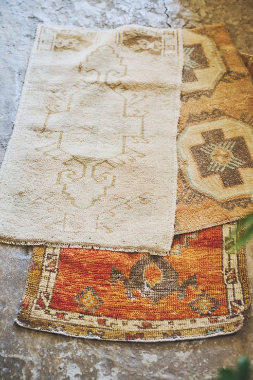 画像: ヴィンテージ感のある色合いで、古家具との相性抜群。価格は「9800円~」とリーズナブル