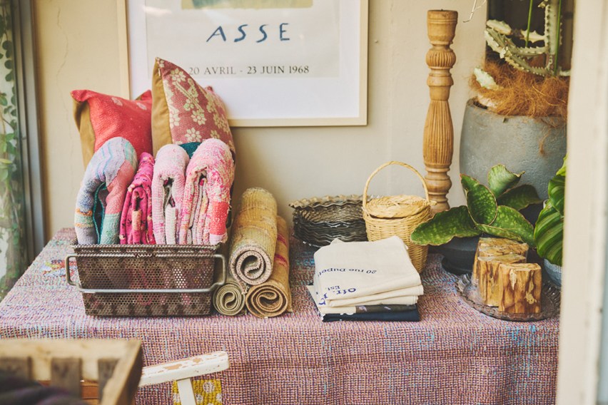 画像: 鮮やかな布はインドのカンタ。フランスではインテリアに取り入れる人もいて目にする機会が多いそう