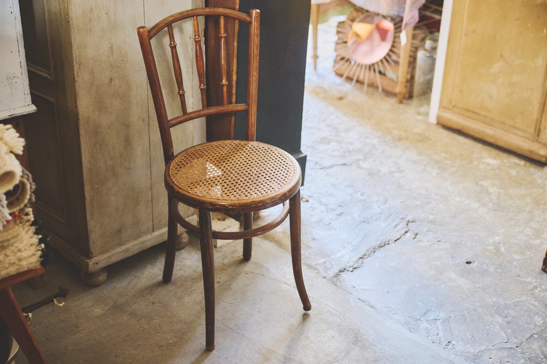 画像: ラタンが使われたビストロチェア。2万円代後半と手に入れやすい価格もうれしい