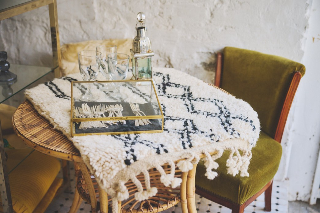 画像: ベルベットの椅子はアンティーク。テーブル脇のガラス棚と絶妙にマッチ