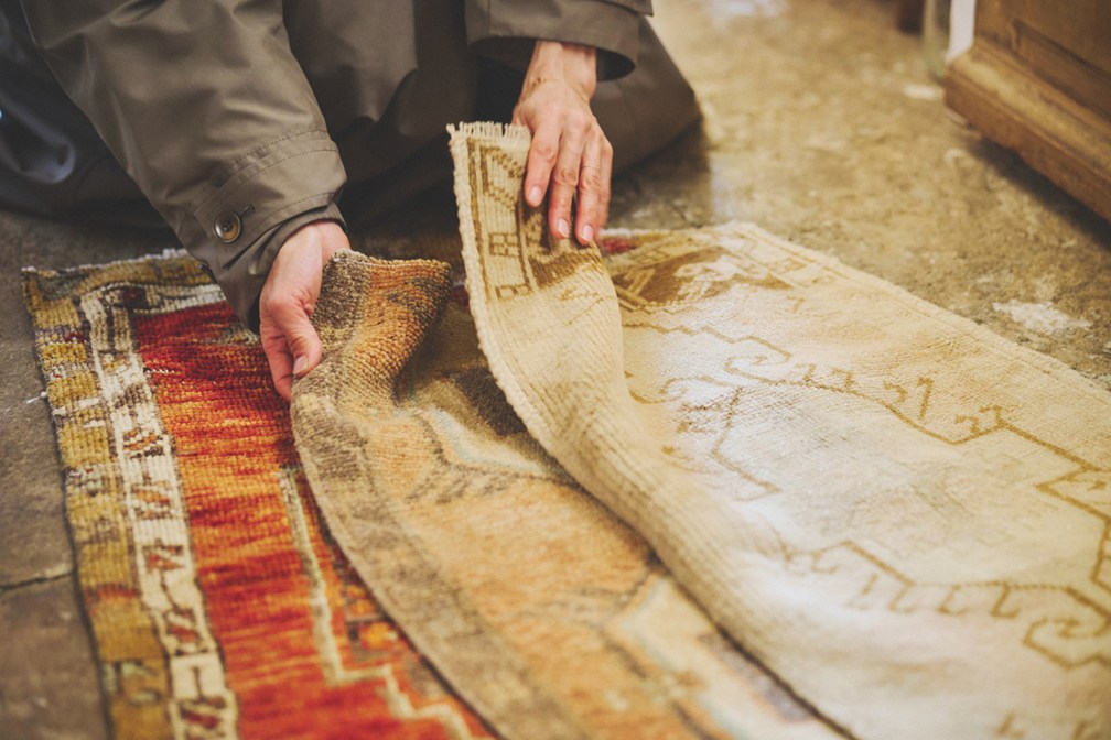 画像: 薄手だから通年使える。「似ているようで一枚一枚違って、見ていて楽しいですね」と松田さん