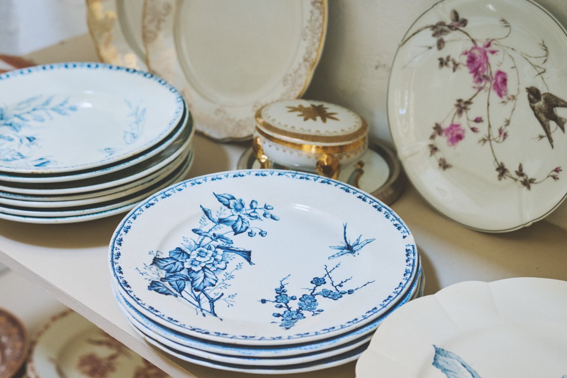 画像: 植物が描かれた上品で美しいプレートは、人気アイテムのひとつ