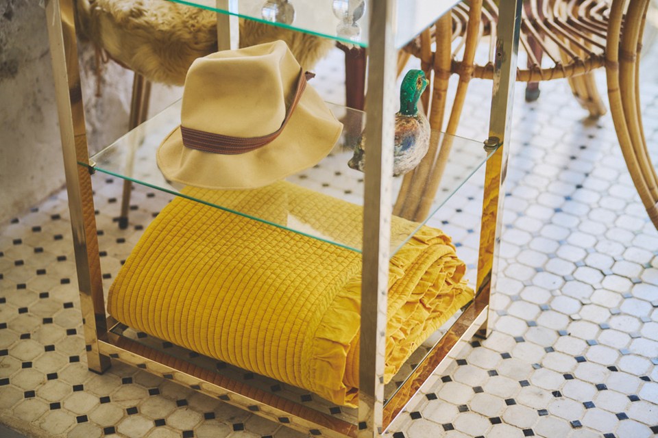 画像: ガラス棚の中にはアンティークのアヒルの置物が。「スタイリッシュな棚に遊び心が加わって、抜け感が出ます」