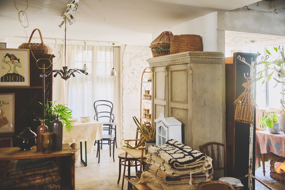 画像: 店名の「BROCANTE」は、美しいガラクタ・愛すべき想いの詰まった古道具を意味するフランス語