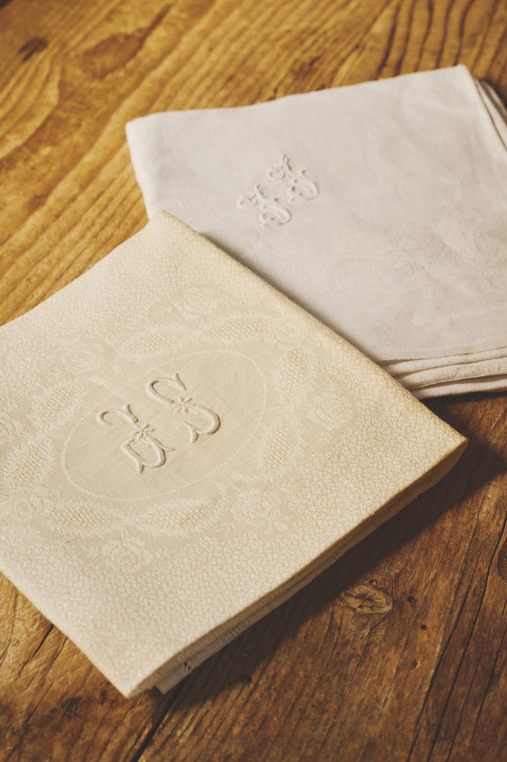 画像: 飾り文字が刺繍された清楚なリネンのクロス