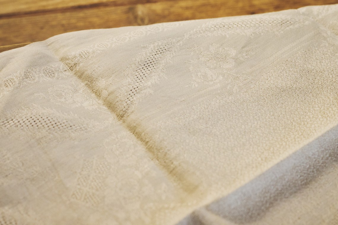 画像: 布地はさまざまで、こちらは透かし模様が入ったタイプ