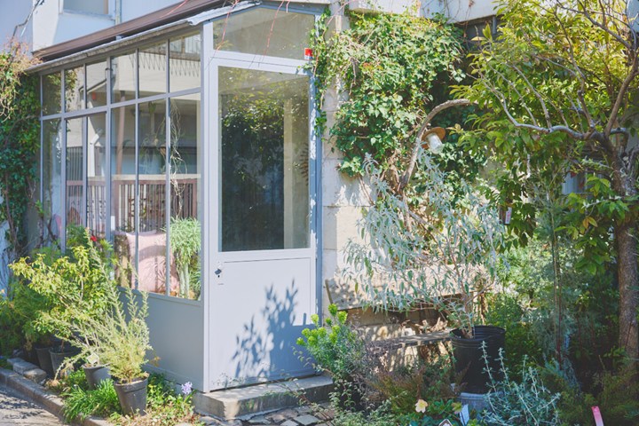 画像: お店は造園業を営む夫の事務所に併設。グリーンに囲まれた穏やかな店先