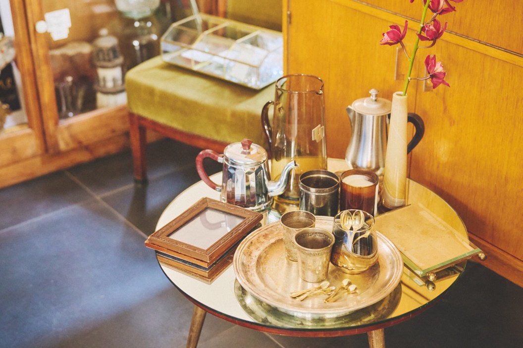 画像: 店内のあちこちに素敵なコーナーが。什器に使われる家具もすべて売り物