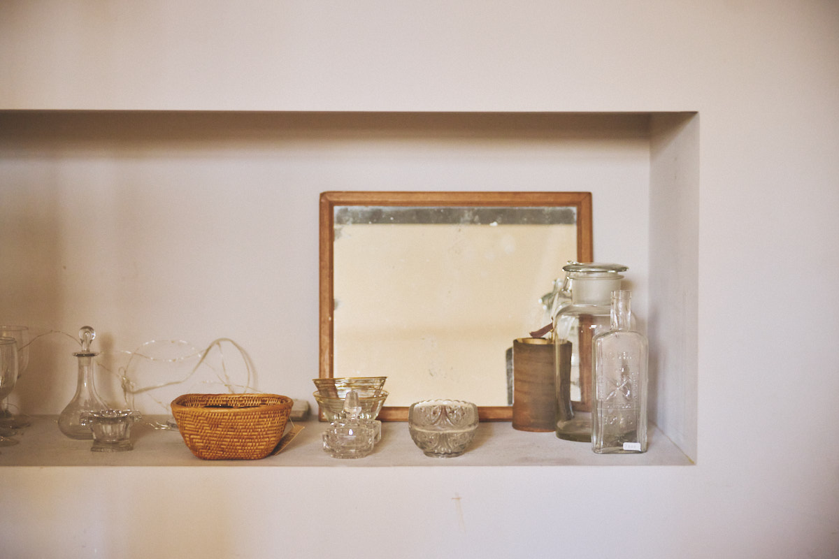 画像: アンティークガラスのキャンドルスタンドやボトルが美しく並ぶ