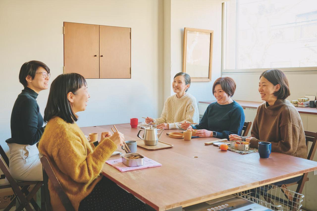 画像: 職場の「お弁当時間」を拝見。自在ハンコをはじめ“独創的”なアイテムで人気の文具メーカー・水縞の少数精鋭スタッフがおしゃべりに花を咲かせる手づくり弁当の昼ごはん - 天然生活web