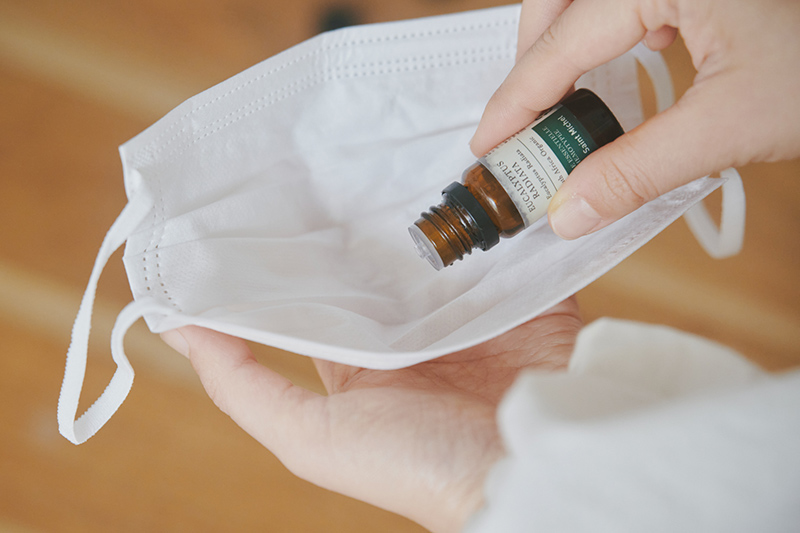 画像1: ②マスクに精油を垂らして、簡単芳香浴