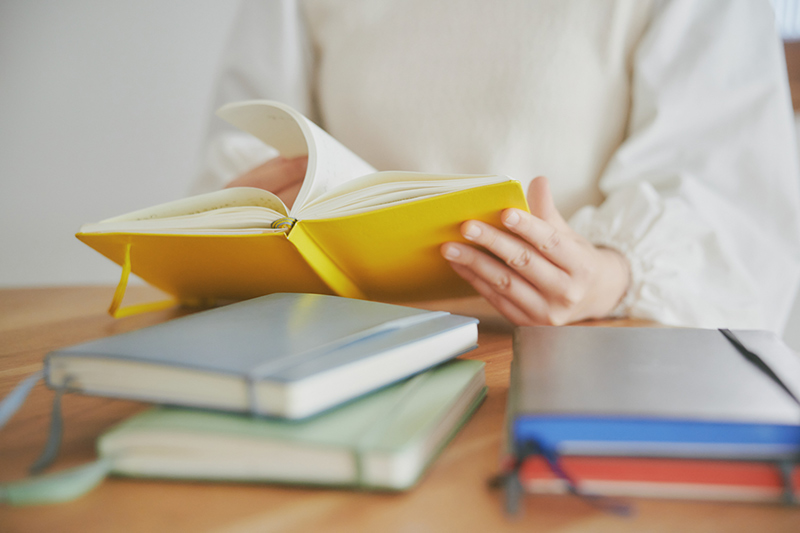 画像: 16年間でさまざまに変化していったジャーナリング習慣。普段はプリント用紙にラフに書き出すことが多いけれど、日記のようにノートに書き溜めていたときも