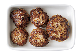 画像: 使用する「つくりおきおかず」:ハンバーグの小さい方