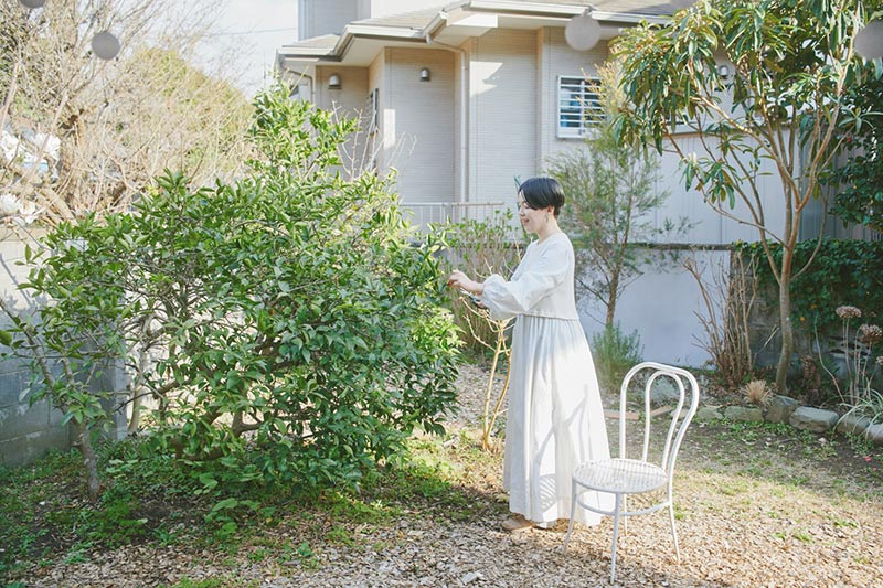 画像: 樹木やハーブなど、豊かな緑がある庭をもつ鎌倉山の自宅兼アトリエを「光と緑の家」と名づける。ジャーナリングでは、幼い頃の原風景である六甲山での山暮らしなどをイメージしながら家探しをした