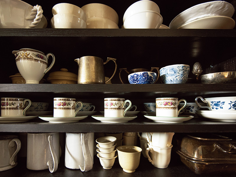 画像: お茶の道具など特別な器はこちらに