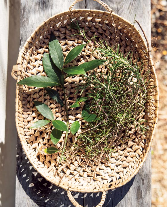 画像: ローズマリーやローリエは料理やお菓子に使うだけでなく、スワッグにして友人にプレゼントしたり、車の芳香剤にしたりと重宝している