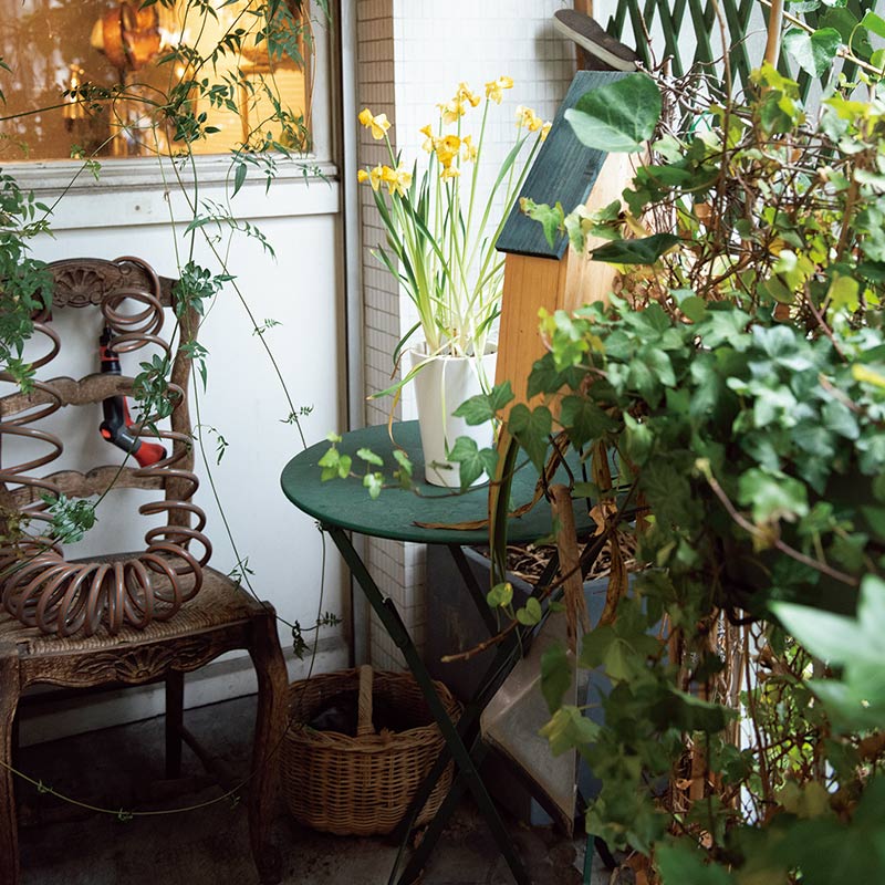 画像: キッチンの窓から見えるベランダではハーブやアイビーを育てる。天気のよい日にはここで本を読んだり、お茶を飲んだりしてリセット