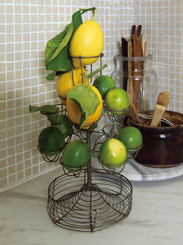 画像: 小さな台所のひと工夫 03 エッグスタンドにレモン
