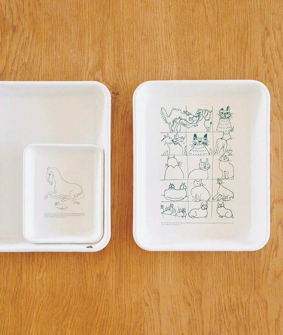 画像: 左から）「馬」バット（全白）手札 幅15.5×奥行き12.5×高さ2.6cm、「猫」バット（全白）18取 幅26.6×奥行き21.2×高さ3.8cm／OIKAZE