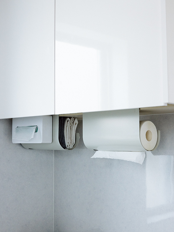 画像: 5．ペーパーホルダーにふきんをしまう