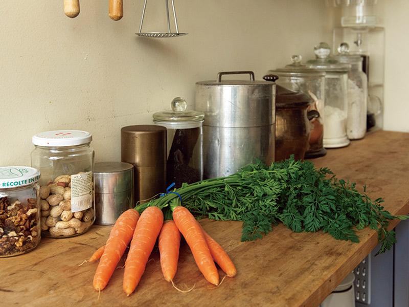 画像: 作業台の収納の工夫