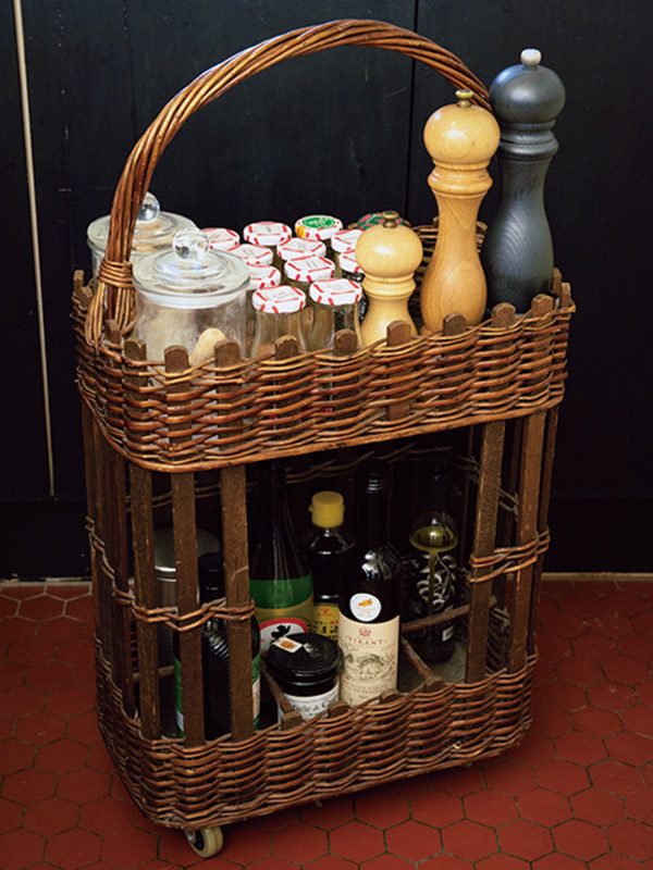 画像: 小さな台所のひと工夫 02 ラタンのワゴン