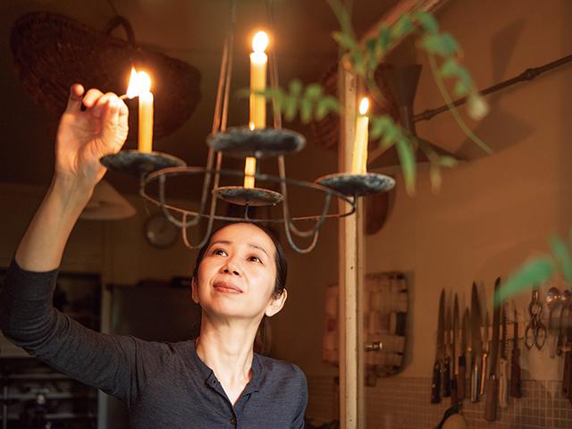 画像: 窓辺にかけた古い燭台は、単なる飾りではなくキャンドルを灯す。ときにはふきんやスポンジを干すことも