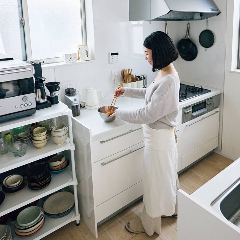 画像: 賃貸のテラスハウスの、すっきりと白で統一された台所。「作業台は広々と使いたいから、物はなるべく置かないようにしています」